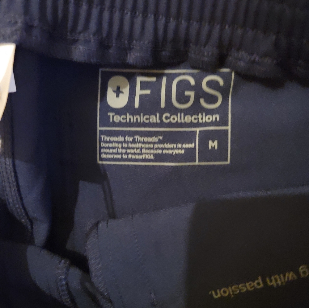 NWT Figs Yola Skinny Navy Cargo Scrub Pants - Picture 2 of 4